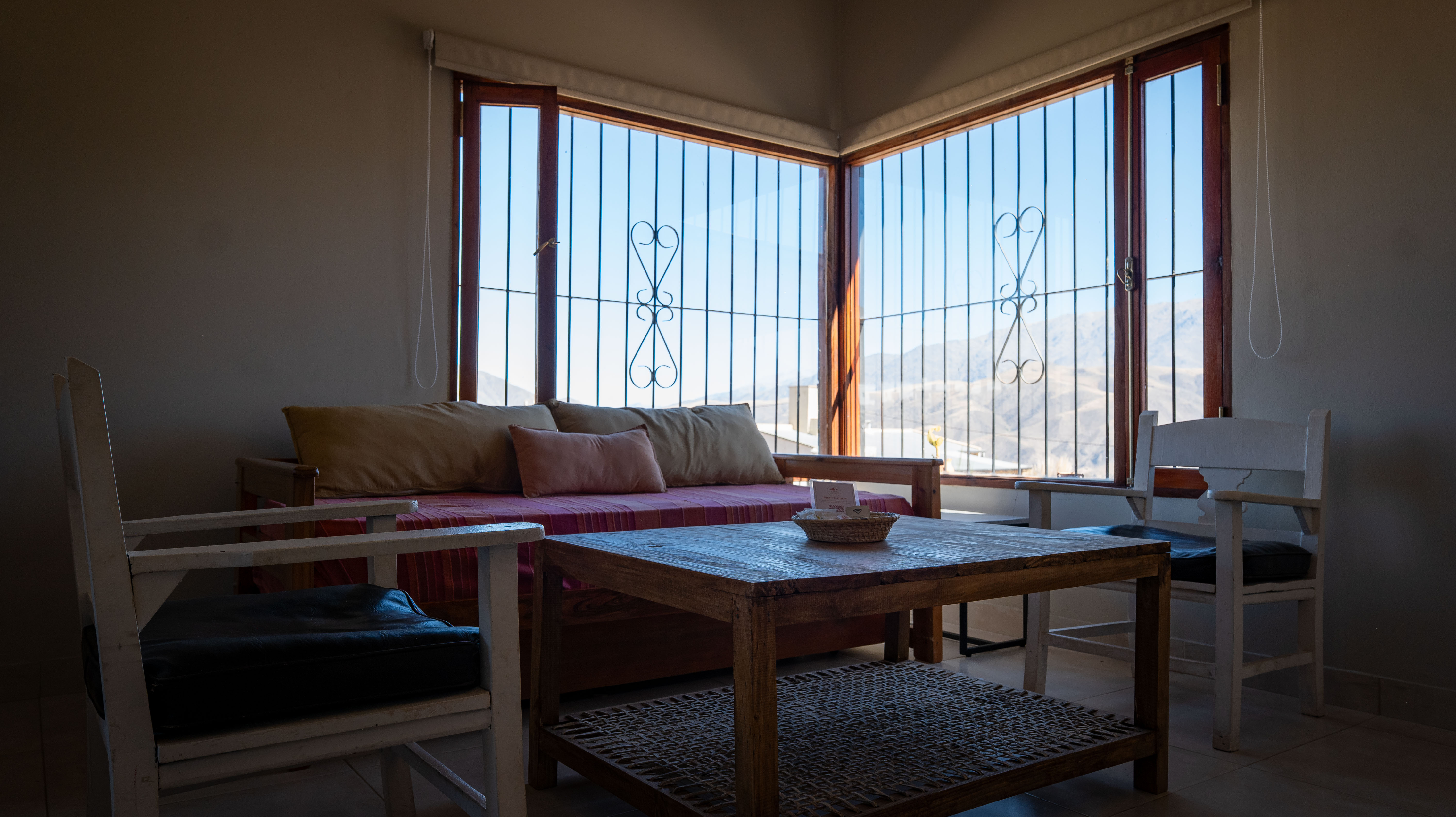 Sala de estar con vista a los cerros