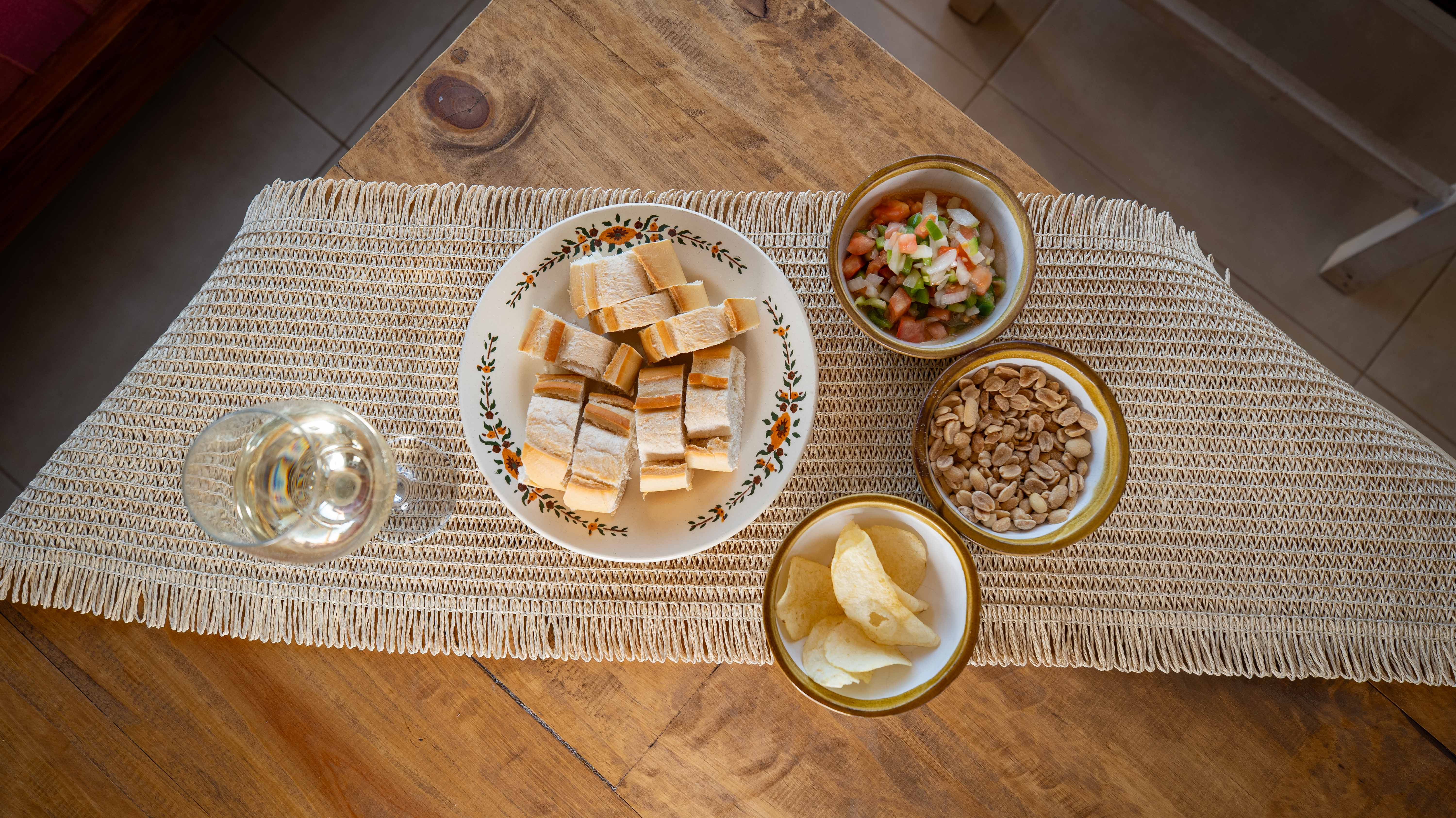 Mesa servida con comida casera